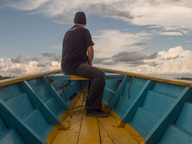 Paumari, Brezilya - 7 Aralık 2017: Geleneksel Hint teknesi ve Amazon ormanının gölünde yansıması olan güzel manzara. Gün batımında Latin Amerika