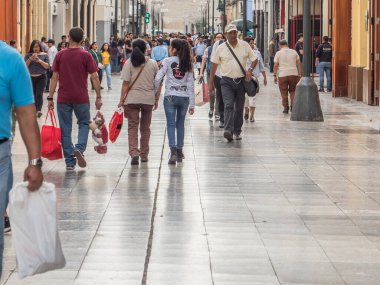 Lima, Peru - 07 Aralık 2018: İnsanlar Noel 'den önce Lima sokaklarında. Peru, Güney Amerika. Latin Amerika