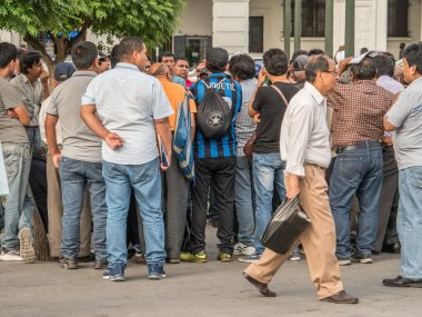 Lima, Peru - 07 Aralık 2018: San Martin Meydanı 'nda toplanıyoruz. Peru, Güney Amerika. Latin Amerika