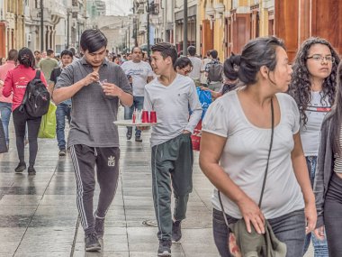 Lima, Peru - 07 Aralık 2018: İnsanlar Noel 'den önce Lima sokaklarında. Peru, Güney Amerika. Latin Amerika