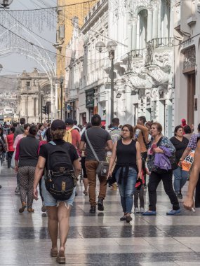 Lima, Peru - 07 Aralık 2018: İnsanlar Noel 'den önce Lima sokaklarında. Peru, Güney Amerika. Latin Amerika