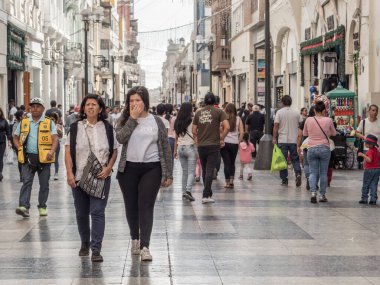 Lima, Peru - 07 Aralık 2018: İnsanlar Noel 'den önce Lima sokaklarında. Peru, Güney Amerika. Latin Amerika