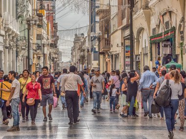 Lima, Peru - 07 Aralık 2018: İnsanlar Noel 'den önce Lima sokaklarında. Peru, Güney Amerika. Latin Amerika