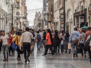 Lima, Peru - 07 Aralık 2018: İnsanlar Noel 'den önce Lima sokaklarında. Peru, Güney Amerika. Latin Amerika