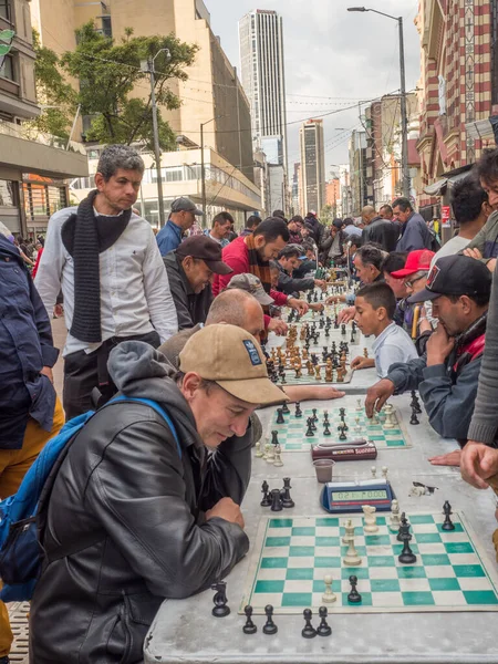 Bogotá Colômbia Novembro 2018 Homens Colombianos Estão Jogando Xadrez Rua — Fotografia de Stock