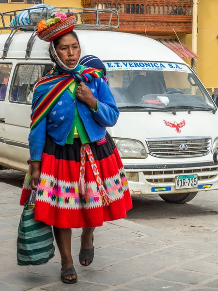 Cusco Peru Května 2016 Žena Barevným Šátkem Zadní Straně Ulice — Stock fotografie