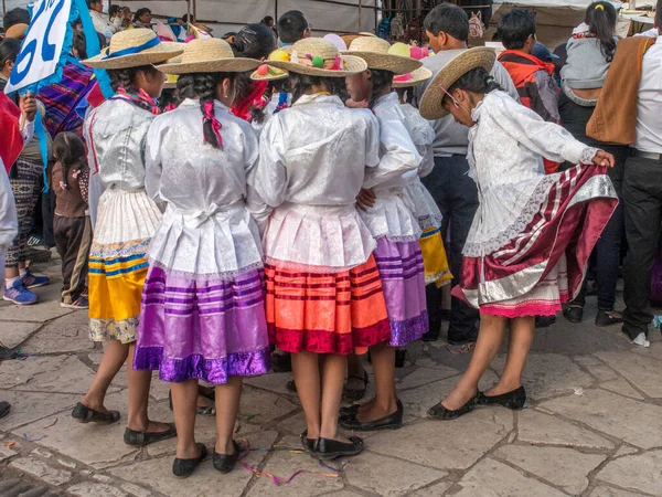 Pisac Peru Května 2016 Děti Pestrobarevných Krojích Pisackém Trhu Latinská — Stock fotografie
