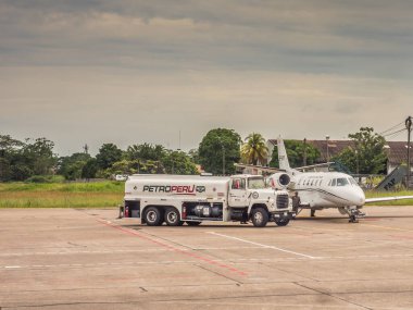 Iquitos, Peru - 07 Aralık 2018: Küçük uçak bir sonraki uçuş için yakıt dolduruluyor. PetroPeru 'da. Güney Amerika, Latin Amerika