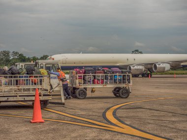 Iquitos, Peru - 07 Aralık 2018: Iquitos havaalanında bir uçağa yüklenmeyi bekliyor. Güney Amerika, Latin Amerika