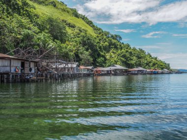 Jayapura, Endonezya - 24 Ocak 2015: Kampung Ayapo 'daki Stilt evleri, Sentani Gölü, Papua, Endonezya
