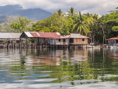 Jayapura, Endonezya - 24 Ocak 2015: Kampung Ayapo 'daki Stilt evleri, Sentani Gölü, Papua, Endonezya