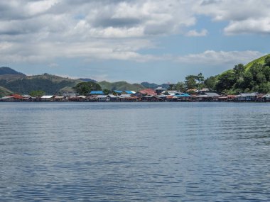 Jayapura, Endonezya - 24 Ocak 2015: Kampung Ayapo 'daki Stilt evleri, Sentani Gölü, Papua, Endonezya