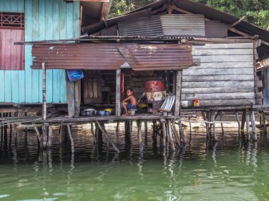 Jayapura, Endonezya - 24 Ocak 2015: Kampung Ayapo 'daki Stilt evleri, Sentani Gölü, Papua, Endonezya