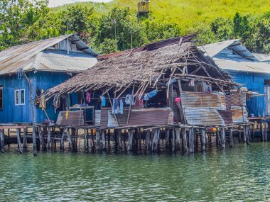 Jayapura, Endonezya - 24 Ocak 2015: Kampung Ayapo 'daki Stilt evleri, Sentani Gölü, Papua, Endonezya