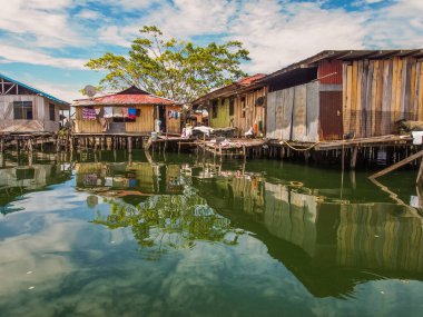 Jayapura, Endonezya - 24 Ocak 2015: Kampung Ayapo 'daki Stilt evleri, Sentani Gölü, Papua, Endonezya