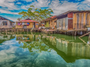 Jayapura, Endonezya - 24 Ocak 2015: Kampung Ayapo 'daki Stilt evleri, Sentani Gölü, Papua, Endonezya