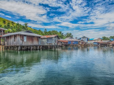 Jayapura, Endonezya - 24 Ocak 2015: Kampung Ayapo 'daki Stilt evleri, Sentani Gölü, Papua, Endonezya