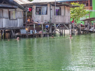 Jayapura, Endonezya - 24 Ocak 2015: Kampung Ayapo 'daki Stilt evleri, Sentani Gölü, Papua, Endonezya