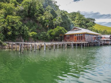 Jayapura, Endonezya - 24 Ocak 2015: Kampung Ayapo 'daki Stilt evleri, Sentani Gölü, Papua, Endonezya