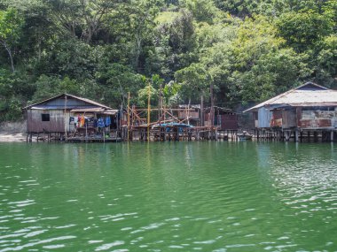 Jayapura, Endonezya - 24 Ocak 2015: Kampung Ayapo 'daki Stilt evleri, Sentani Gölü, Papua, Endonezya