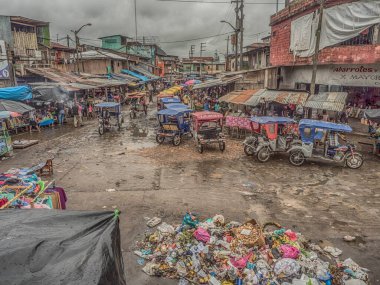 Iquitos, Peru - Aralık 06, 2018: Düşük su mevsiminde Belen Pazarı 'nda sokak. Latin Amerika Beln Mercado.