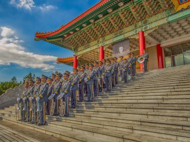 Taipei, Tayvan - 02 Ekim 2016: Tayvan 'da Liberdade Meydanı' nda çeşitli stil ve tören üniformaları giyen Tayvanlı askerler.
