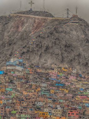Lima, Peru - 07 Aralık 2018: Cerro San Cristobal, Andes Mountain, Lima, Peru 'nun kenar mahallelerinin bir kısmı