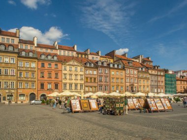 Varşova, Polonya - 02 Haziran 2017: Kafeler, tezgahlar, renkli binalar ve Eski Şehir Meydanı 'ndaki insanlar (Rynek Stare Miasto) yaz döneminde, UNESCO Dünya Mirası.