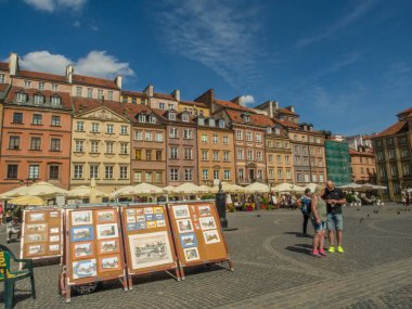 Varşova, Polonya - 02 Haziran 2017: Kafeler, tezgahlar, renkli binalar ve Eski Şehir Meydanı 'ndaki insanlar (Rynek Stare Miasto) yaz döneminde, UNESCO Dünya Mirası.
