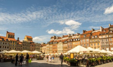 Varşova, Polonya - 02 Haziran 2017: Kafeler, tezgahlar, renkli binalar ve Eski Şehir Meydanı 'ndaki insanlar (Rynek Stare Miasto) yaz döneminde, UNESCO Dünya Mirası.