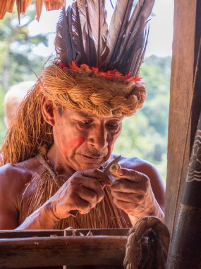 Iquitos, Peru- 26 Sep 2018: yerel kıyafetiyle Yagua Kabilesi kıdemli Hintlinin portresi. Latin Amerika. Yagua, Yahuas.