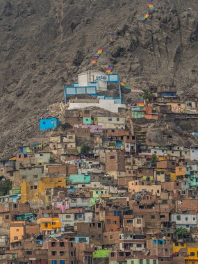 Lima, Peru - 07 Aralık 2018: Cerro San Cristobal, Andes Mountain, Lima, Peru 'nun kenar mahallelerinin bir kısmı