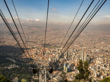 Bogota, Kolombiya - 12 Eylül 2019: Monserrate Dağı 'nın tepesinden Bogot, Kolombiya Latin Amerika' nın merkezi için panoramik manzara