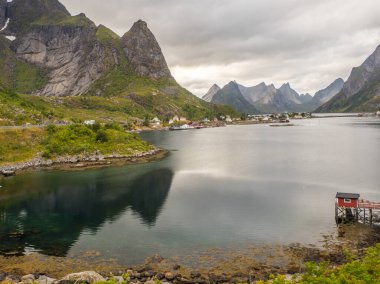 Reine 'de güzel bir yaz manzarası var. Lofoten adaları. Norveç. Avrupa.