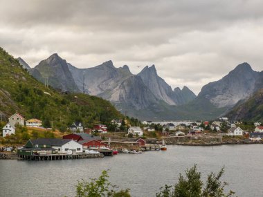 Reine 'deki ahşap evlere bak. Lofoten adaları. Norveç. Avrupa.