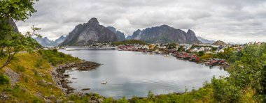 Reine panoramik güzel görünümü. Lofoten adaları. Norveç. Avrupa.
