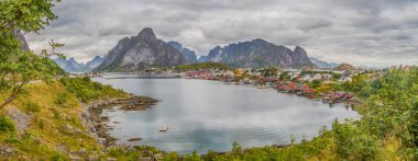 Reine panoramik güzel görünümü. Lofoten adaları. Norveç. Avrupa.