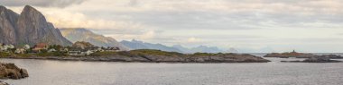Reine yakınlarındaki Lofoten dağının panoramik güzel manzarası. Lofoten adaları. Norveç. Avrupa.
