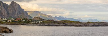 Reine yakınlarındaki Lofoten dağının panoramik güzel manzarası. Lofoten adaları. Norveç. Avrupa.