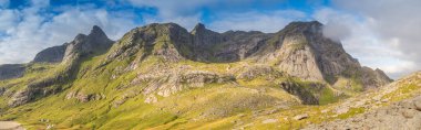 Bunesfjorden ve Bunes Beach, Lofoten, Norveç arasındaki dağın panoramik manzarası