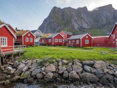 Reine'de geleneksel, kırmızı, ahşap evler. Lofoten Norveç. Avrupa.
