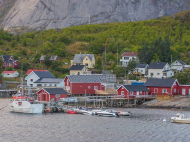 Reine'de geleneksel, kırmızı, ahşap evler. Lofoten Norveç. Avrupa.