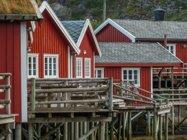 Reine'de geleneksel, kırmızı, ahşap evler. Lofoten Norveç. Avrupa.