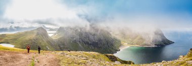 Lofoten, Ryten yolu ve Kvalvika Plajı için panoramik manzara, Norveç