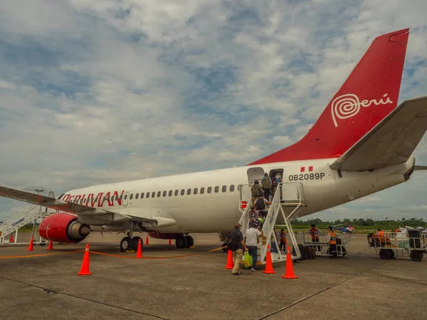 Iquitos, Peru - 07 Aralık 2018: İnsanlar Iquitos havaalanında uçağa biniyor. Peru hattı. Güney Amerika, Latin Amerika