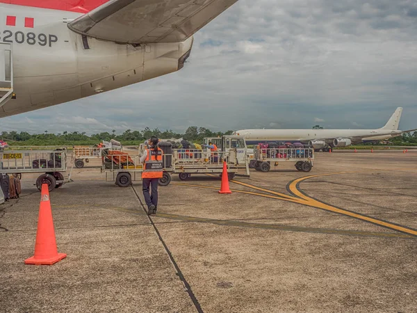 Iquitos Peru Prosince 2018 Zavazadla Čekají Naložení Letadla Letišti Iquitos — Stock fotografie