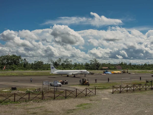 Dekai Indonésie Ledna 2015 Malé Nákladní Letadlo Místním Letišti Dekai — Stock fotografie