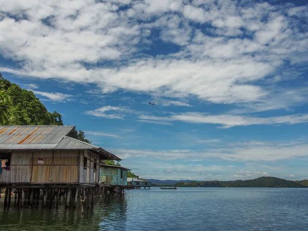 Jayapura Indonesia Enero 2015 Casas Inclinadas Kampung Ayapo Lago Sentani — Foto de Stock