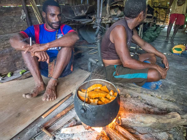 Papua Indonesia January 2015 Residents Jungle Natural Environment Cooking Fire — Stock Photo, Image