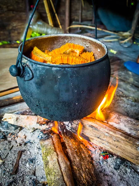 정글의 주민들은 불이나는 과일인 부아머라 파푸아에서 요리를 세계의 질병에 기적적 — 스톡 사진
